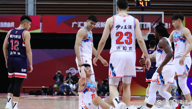 包含广州队内部会议纪要流出——最后时刻单刀错失，CBA季后赛使命明确，阵容厚度经受考验的词条