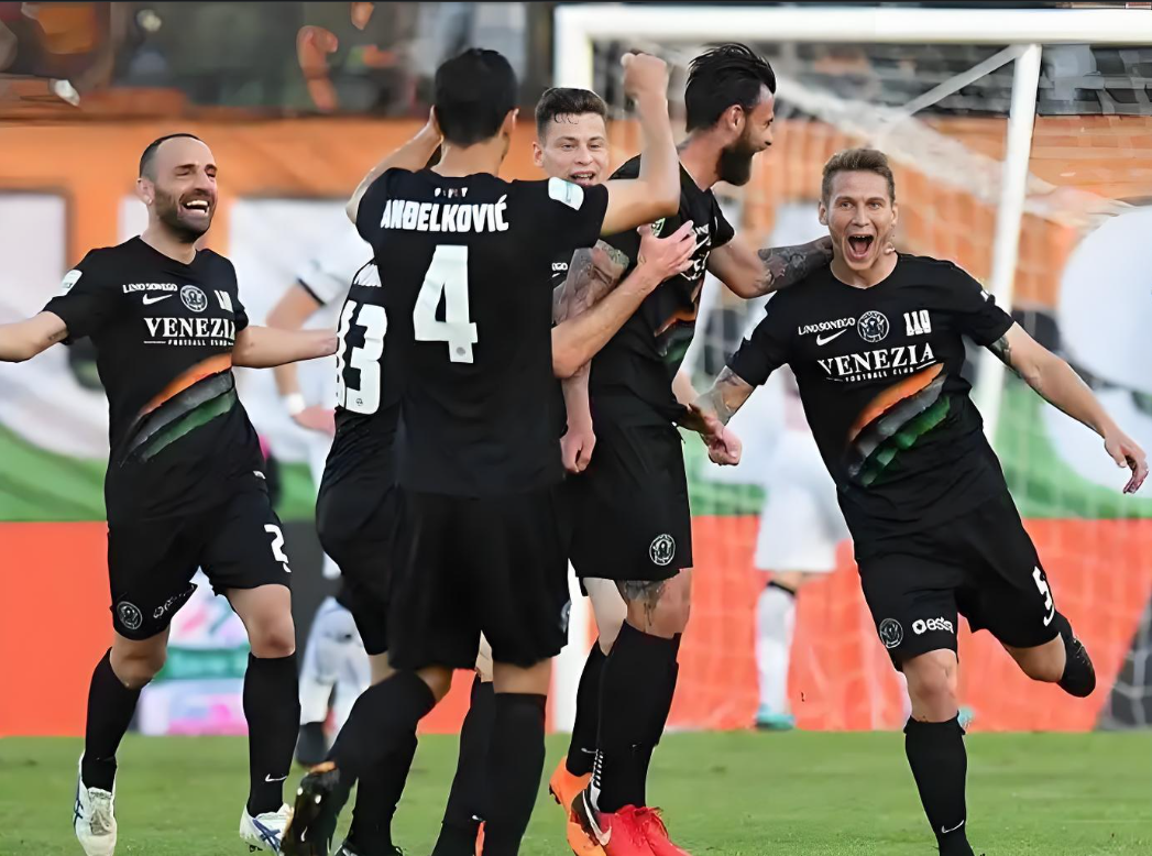 包含赛地聚焦：意甲集结日热度飙升，巴黎圣日耳曼迎来里程碑，压力陡增，赛季目标并未改变的词条